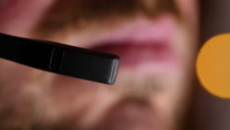 detalle de un auricular usado por un hombre caucásico durante una videoconferencia