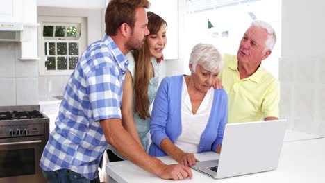 Dos-Generaciones-Sonriendo-Y-Usando-Una-Computadora-Portátil-Juntas