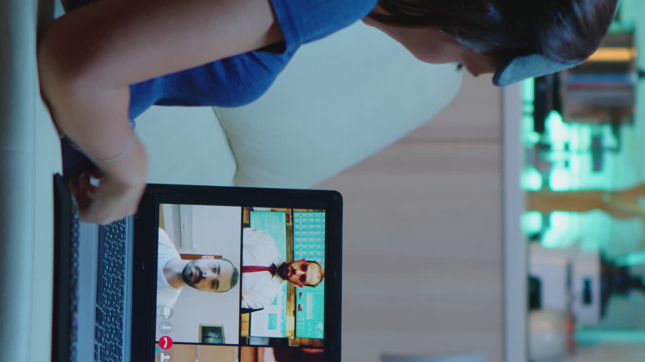 Vertical Video: Woman Streaming Online Webinar Training