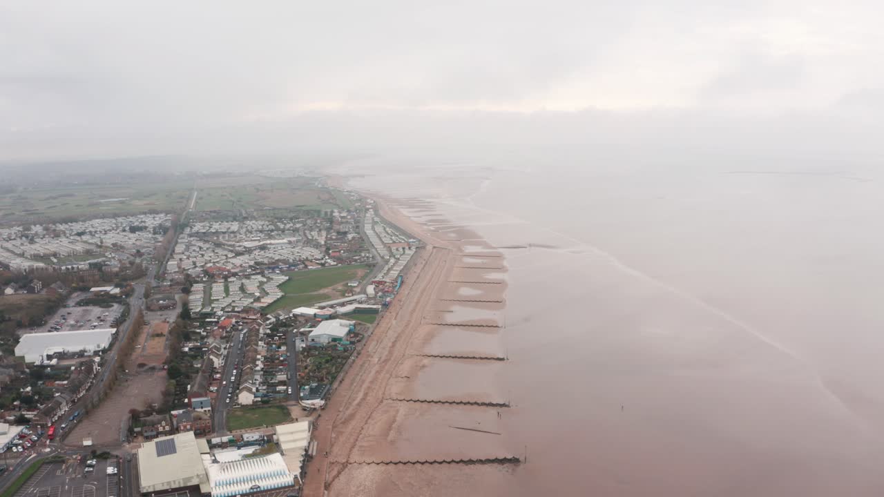 작은 영어 해변 마을 캐러밴 공원에서 드론 촬영