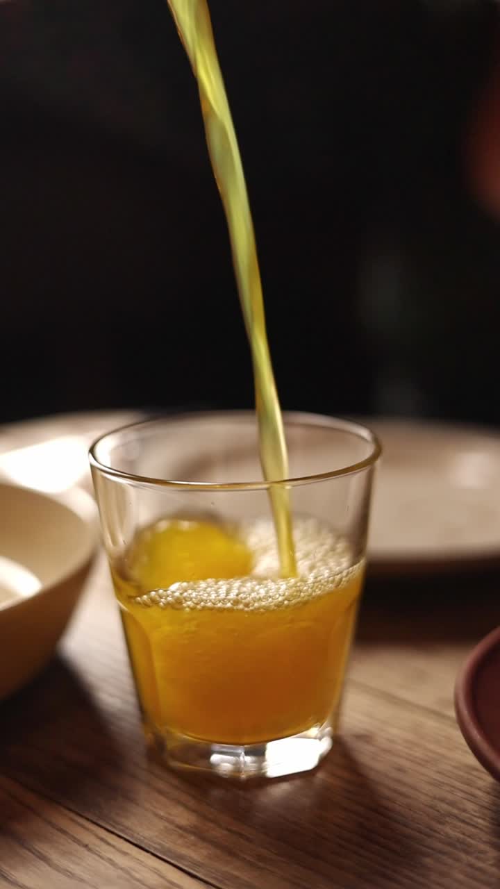 잔에 음료를 부는 것