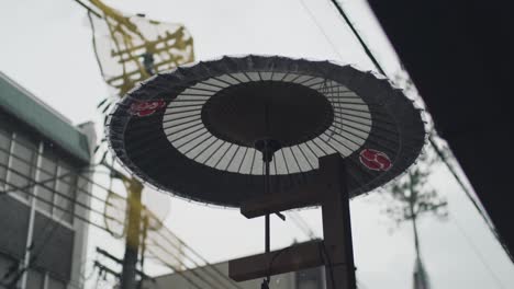 Lluvia-Golpeando-Un-Paraguas-Durante-El-Famoso-Festival-Gion-Matsuri-En-Un-Día-Lluvioso-En-Kyoto,-Japón