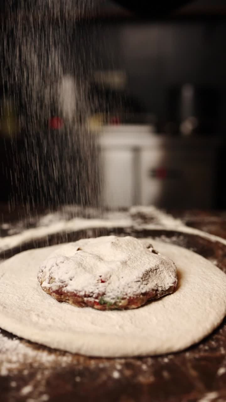 고기 햄버거를 준비하고 있습니다.