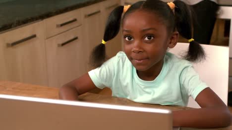 Süßes-Schwarzes-Kind,-Das-Laptop-In-Der-Küche-Benutzt