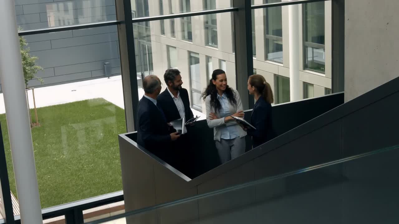 деловые люди взаимодействуют друг с другом