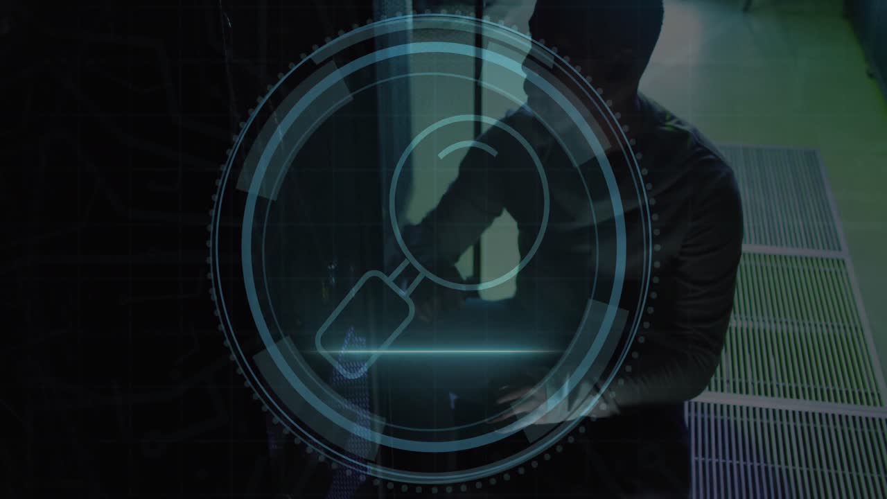 animación del escáner de lupa sobre un ingeniero afroamericano que trabaja en la sala del servidor