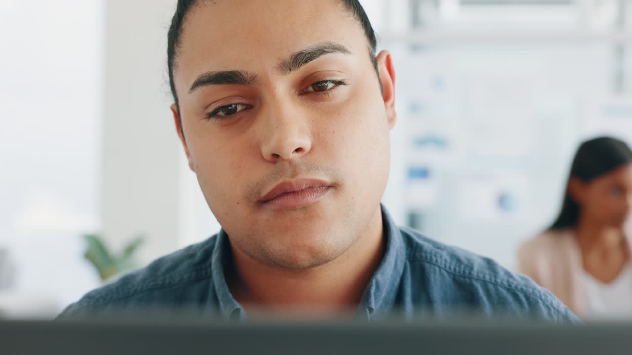 생각, 아이디어, 사고방식과 함께 사업가 여성