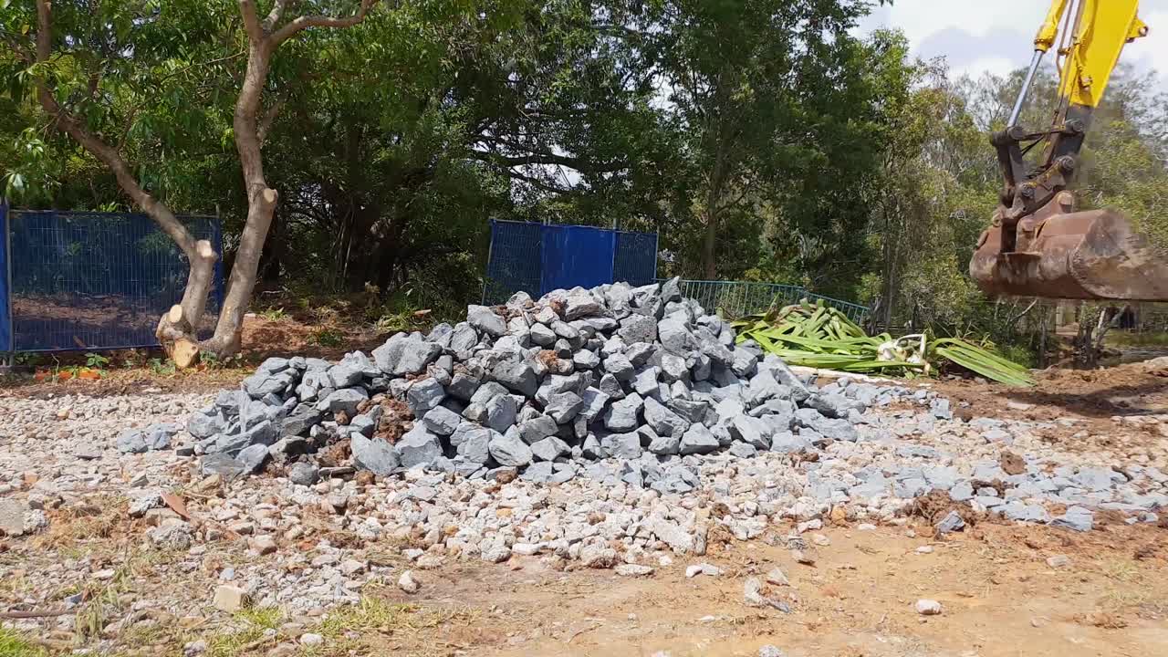 건설 현장에서 채석장 자재를 옮기는 대형 굴삭기