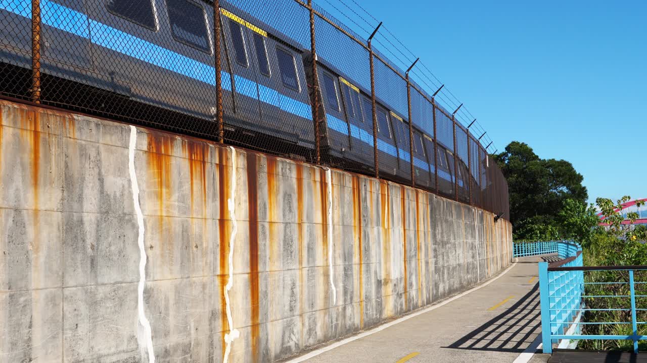 대만 타이베이 지하철 급행 트램이 광주를 지나가고 있다.