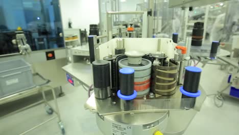 máquina de etiquetado automatizada en una fábrica moderna