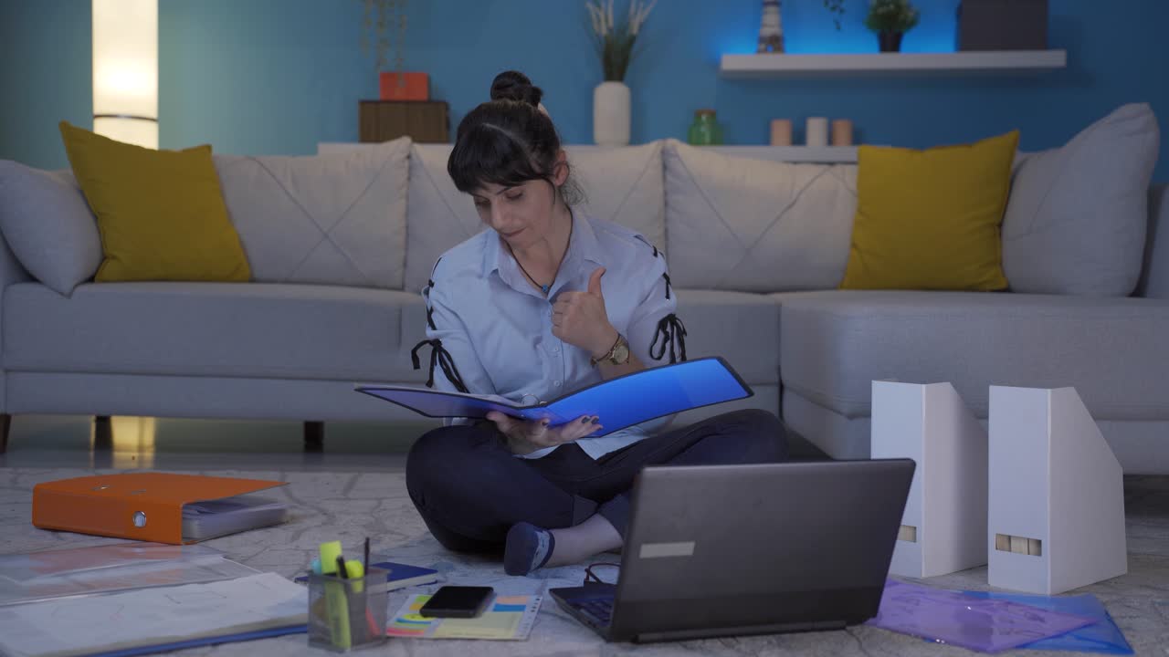 una mujer que trabaja en una oficina en casa tiene éxito.