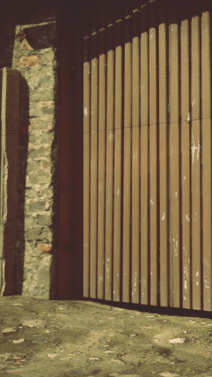 Cancello di legno contro un muro di pietra in un ambiente tranquillo al tramonto.