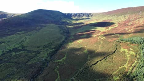 Montañas-Comeragh-Waterford-Irlanda-Drone-Volando-Por-El-Valle-De-Tay-En-Tonos-Estrechos-Al-Atardecer-En-Una-Tarde-De-Verano