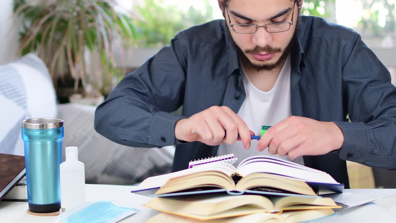 joven estudiando en casa