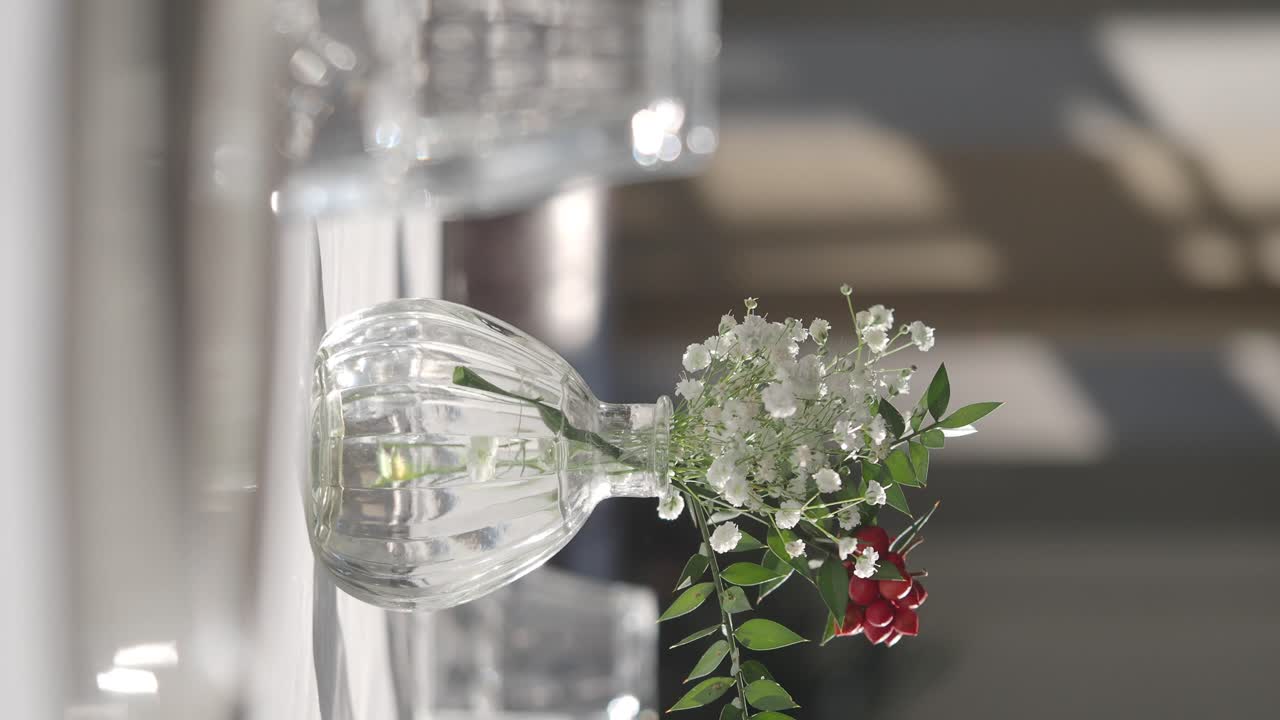 Tischdekoration mit Blumen und Beeren