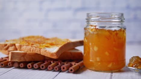 mermelada de naranja casera en las tostadas