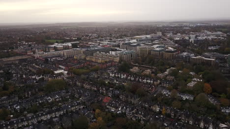 Centro-De-Cambridge,-Zumbido,-Mirada-Desde-El-Cielo,-Puente-Cambridge-Carter,-Estación-Central-Ibis-Cambridge