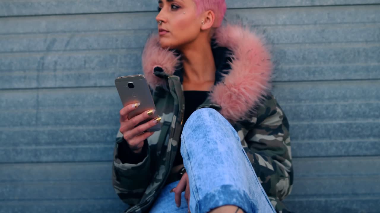 가게 밖에서 휴대폰을 사용하는 여성 4k