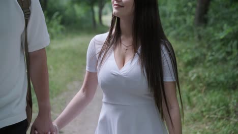 숲에서 산책 하는 커플