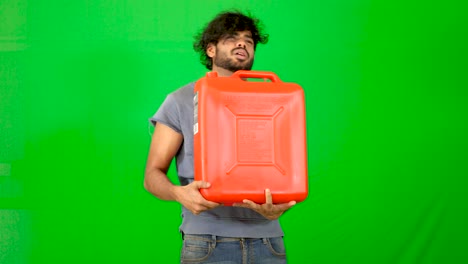 tripa india que lleva un contenedor pesado de gasolina con pantalla verde - fondo verde