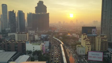 tren de bangkok desde arriba al atardecer