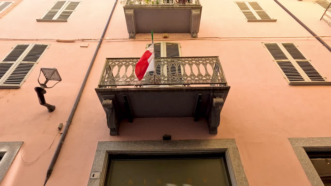 maniquí en el escaparate, bandera italiana en el balcón