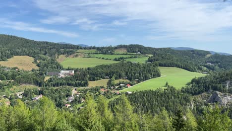 Sitio-De-La-Unesco-Del-Patrimonio-Mundial-Del-Ferrocarril-De-Semmering-En-Austria-Filmado-Desde-Arriba-Con-Un-Dron-En-4k-Rodeado-De-Bosque