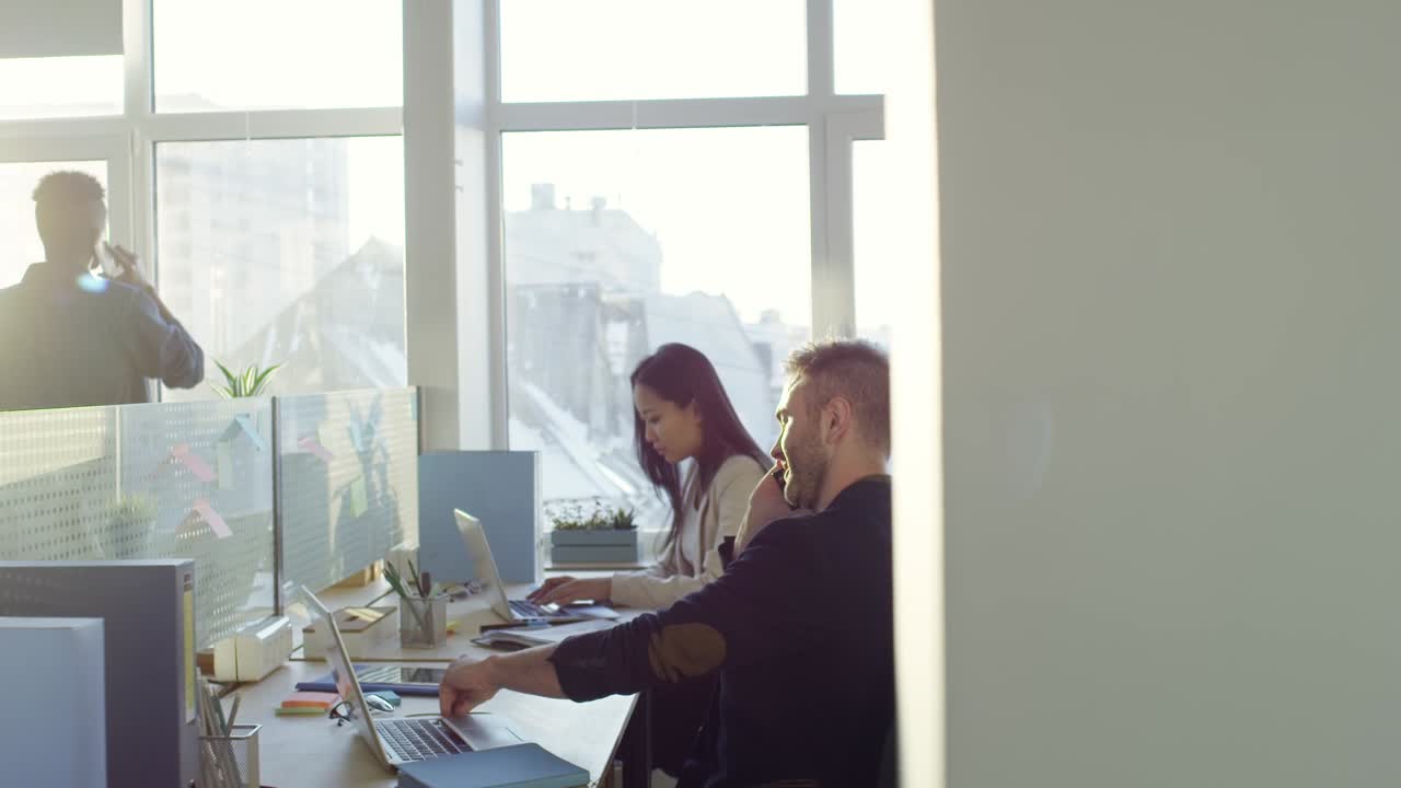 hombre de negocios hablando por teléfono móvil en el escritorio de la oficina
