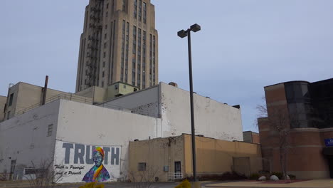 Un-Mural-Dice-La-Verdad-En-Una-Pared-Debajo-De-Un-Edificio-Alto-En-El-Centro-De-Battle-Creek,-Michigan.