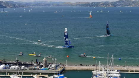 Durante-Las-Finales-De-Sailgp-En-La-Bahía-De-San-Francisco,-Un-Catamarán-De-Carreras-Casi-Golpea-Un-Barco-Con-Ventiladores-O-Prensa---Antena