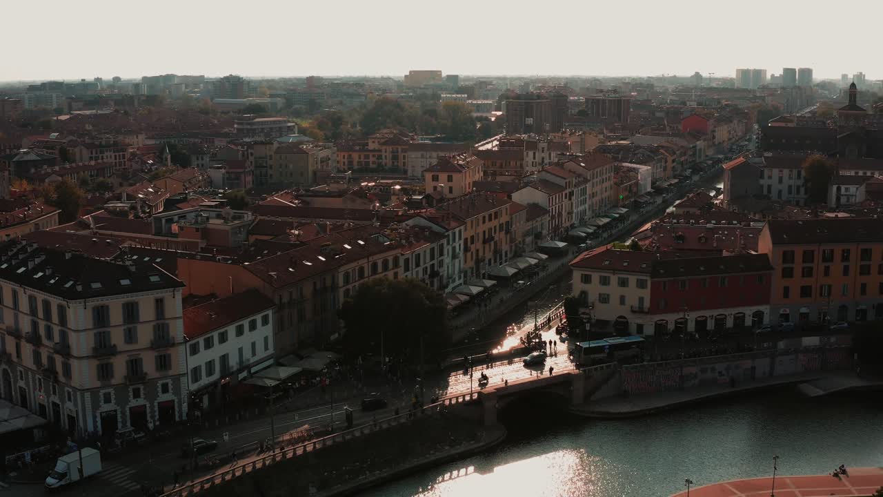 Scenografica scena del canale esterno e del fiume di Milano costeggiata da affascinante architettura italiana.