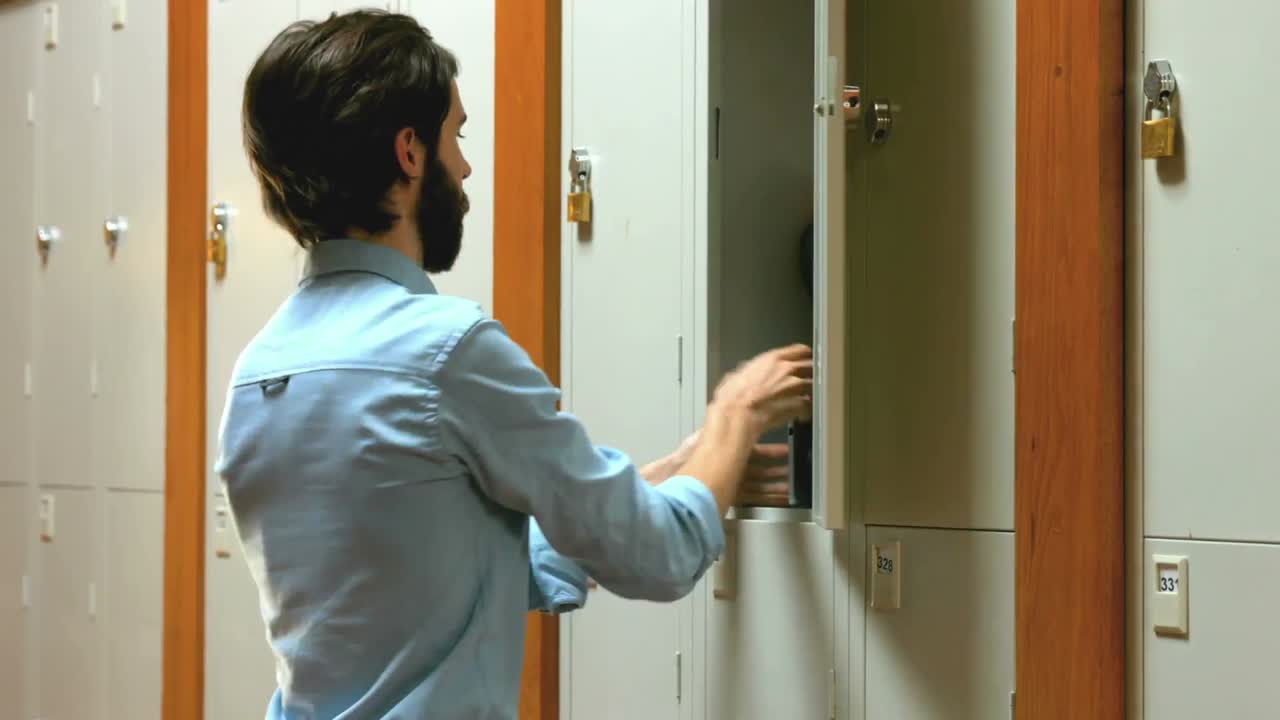 estudiante yendo a su casillero