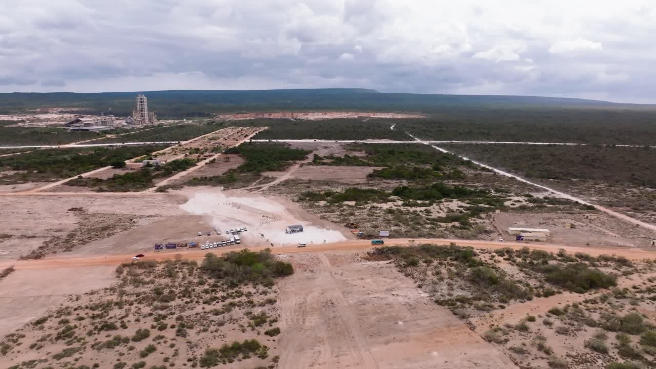 vista aérea de los vehículos en el sitio de desarrollo de los hoteles que pronto se levantarán en cabo rojo, pedernales, república dominicana