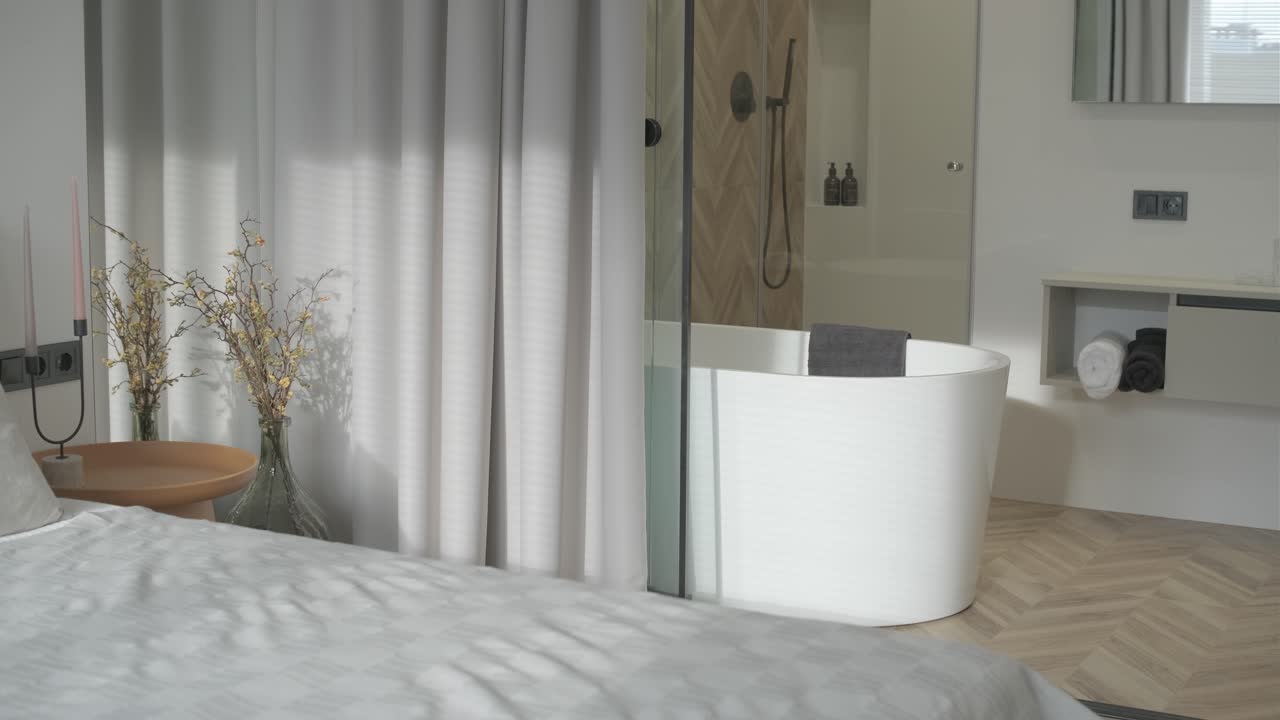 현대적인 럭셔리 인테리어 침실 디자인과 화장실과 함께 장식 마스터 침대 킹 사이즈