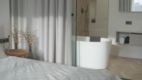 diseño de dormitorio interior de lujo moderno y decoración con un baño. cama maestra de tamaño king.