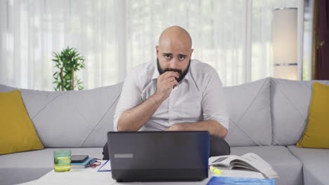 Hombre-Trabajador-De-Oficina-En-Casa-Mirando-La-Cámara-Deprimido.