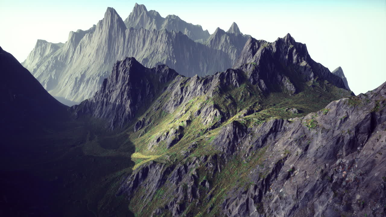 은 하늘 아래 산꼭대기와 울창한 초록색으로 숨을  수 있는 산