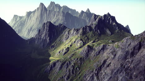 montañas impresionantes con picos escarpados y vegetación exuberante bajo un cielo despejado