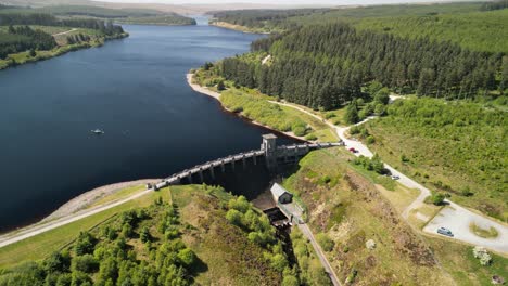 presa del embalse de alwen conwy, gales - avión no tripulado en el sentido de las agujas del reloj pan desde lejos, centrarse en la presa - 23 de junio