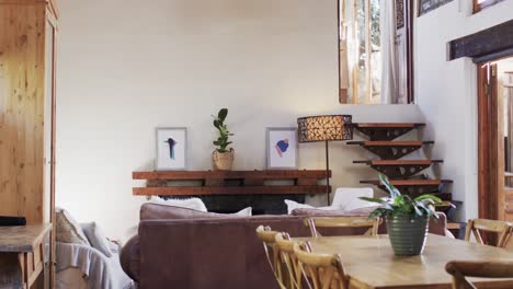 primer plano del comedor en la casa soleada, cámara lenta