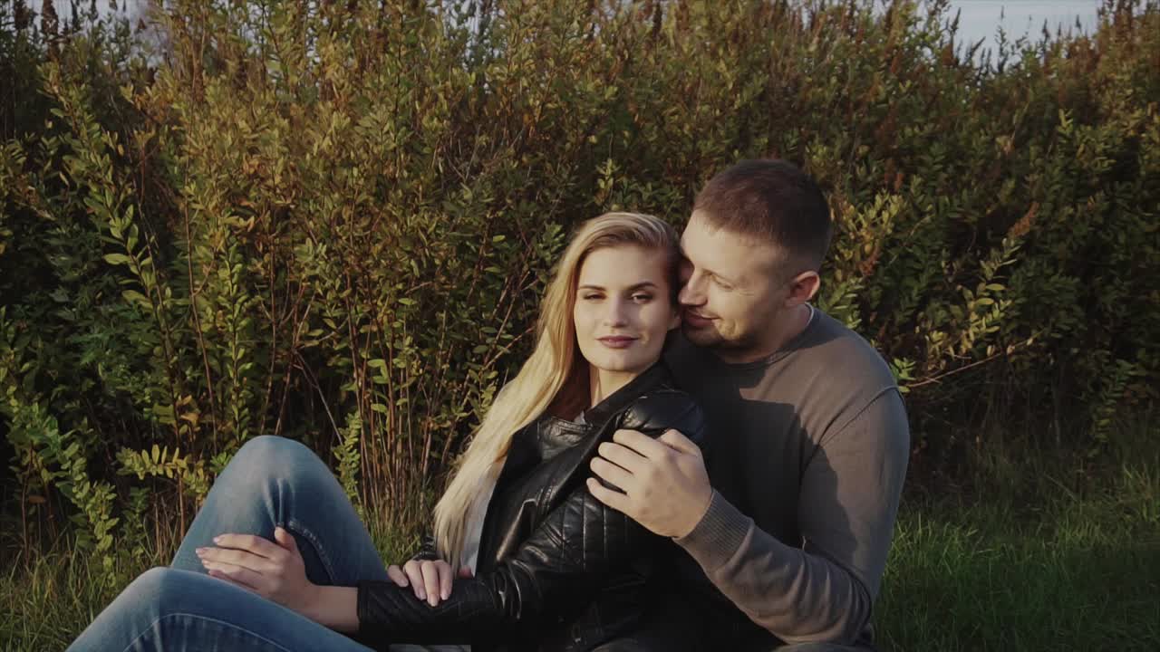 влюбленная пара на открытом воздухе