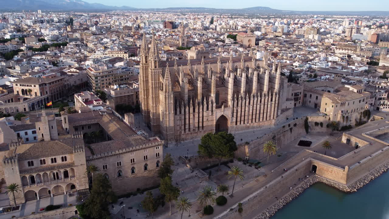 Primo piano aereo della Cattedrale di La Seu e del panorama urbano di Palma di Maiorca, Spagna.