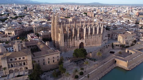 Primer-Plano-Aéreo-De-La-Catedral-De-Le-Seu-Y-El-Paisaje-Urbano-De-La-Palma-De-Mallorca-Española