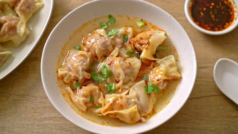 sopa wonton de cerdo o sopa de albóndigas de cerdo con chile asado - estilo de comida asiática