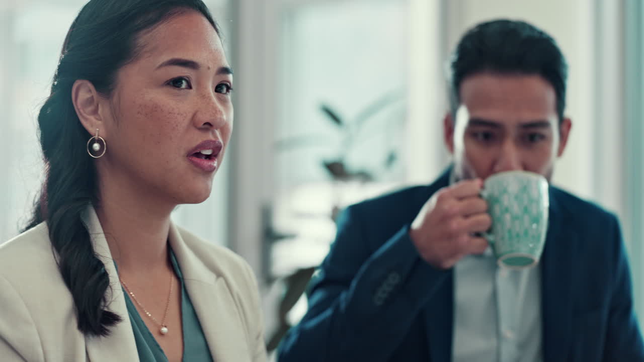 작업 공간에서 대화, 커피 및 비즈니스 사람들