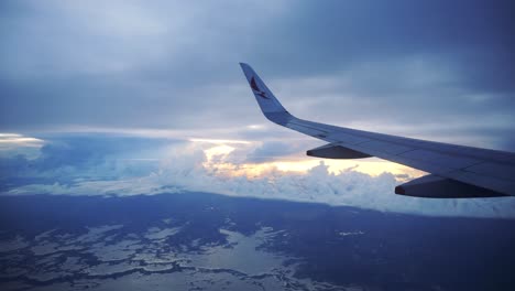 Schöner-Sonnenuntergang-Aus-Dem-Fenster-Eines-Flugzeugs-Auf-Einer-Ruhigen-Reise