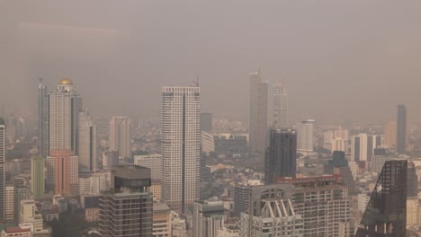 Reflejo-De-La-Irregular-Arquitectura-Moderna-Del-Mahanakhon,-El-Rascacielos-King-Power-En-El-Centro-De-Bangkok,-La-Capital-De-Tailandia