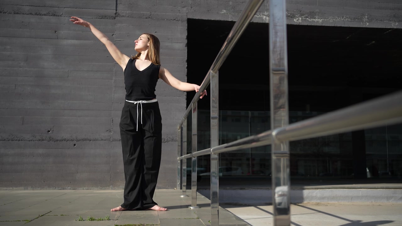 Movimenti di danza espressivi che interagiscono armoniosamente con elementi architettonici