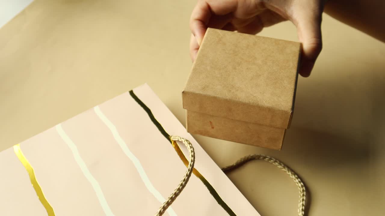 쇼핑 가방 에서 파란 선물 상자 를 꺼내