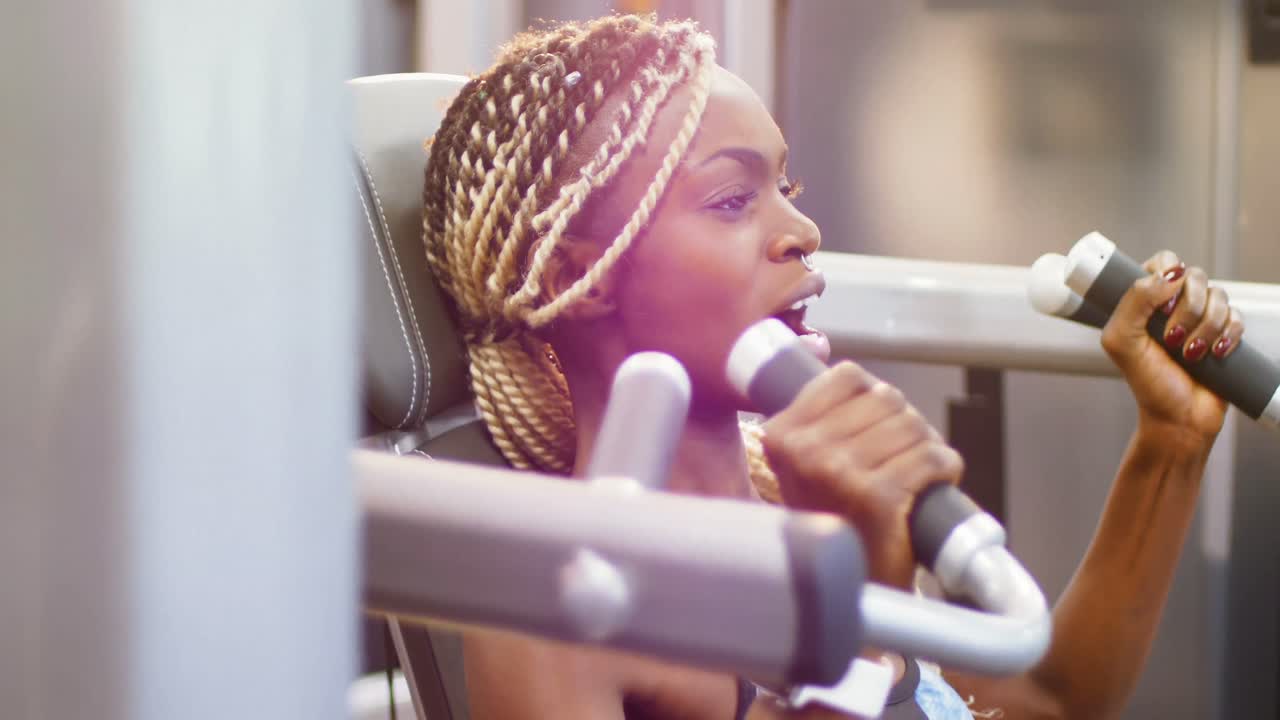 mujer en forma haciendo ejercicio en una máquina